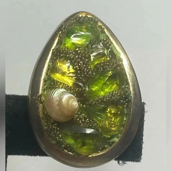 SHELL VINTAGE CLIP ON EARRINGS WITH LIME GREEN ACCENTS - Picture 4 of 9